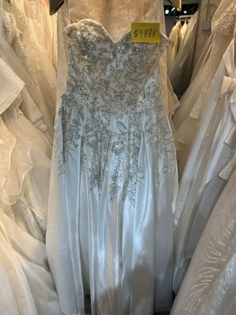 銀緞珠飾心形領婚紗