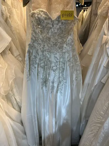 銀緞珠飾心形領婚紗